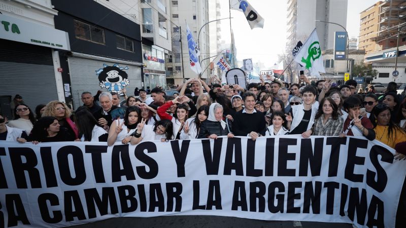 Una multitud de jóvenes copó las calles de La Plata y marchó a 50 años de La Noche de los Lápices