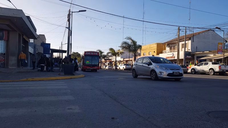 Un adolescente de 16 años tomó el auto de su padre, chocó dos vehículos y fue detenido por vecinos