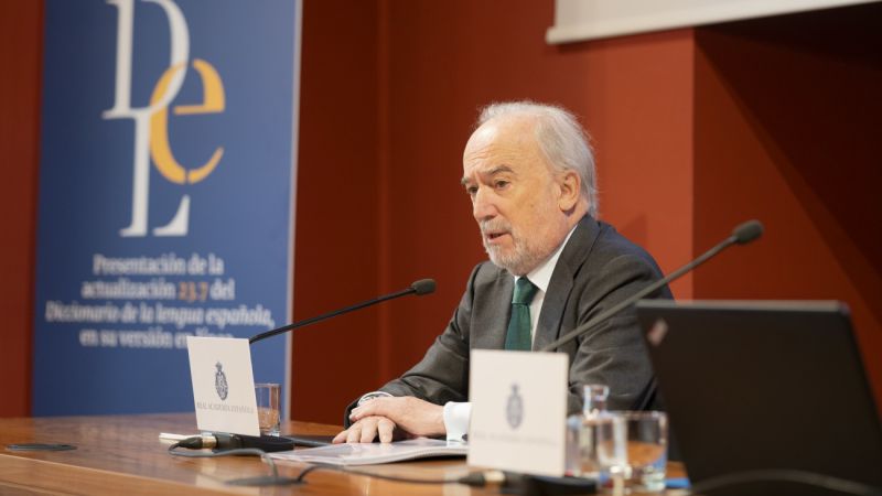 El director de la Real Academia Española llega a La Plata y será recibido por Alak