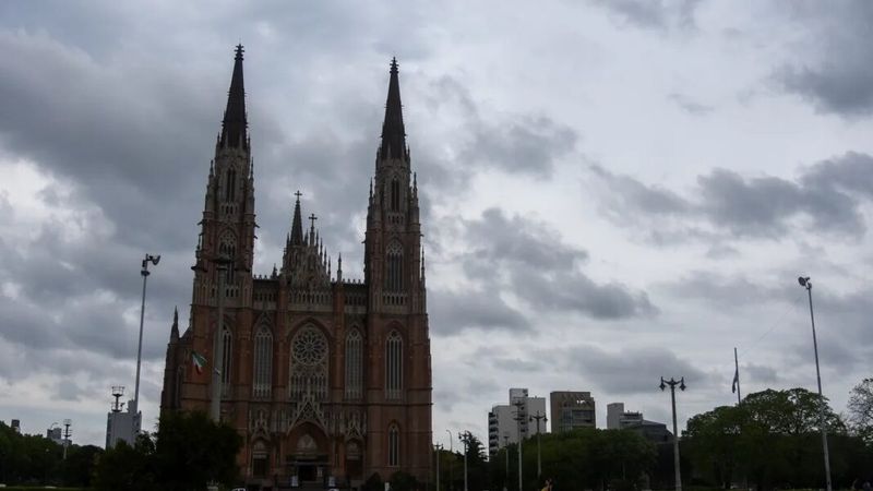 Un día de la primavera lleno de nubes en la ciudad
