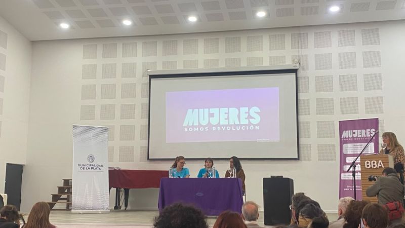 Claudia y María Clara volvieron al Bachillerato: sus historias siguen presentes en La Plata