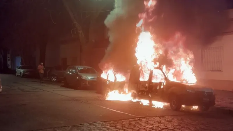 Alarma en La Plata por una seguidilla de autos incendiados en pocas cuadras