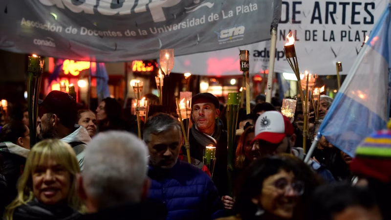 Paro en la UNLP: docentes suspenden actividades y marchan en reclamo de mejoras salariales