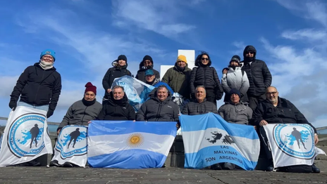 Excombatientes platenses regresaron a Malvinas y homenajearon a los caídos en Darwin