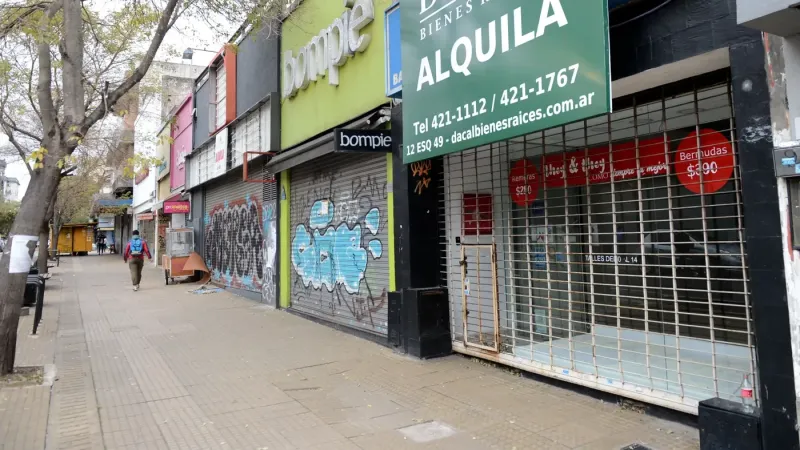 Comercios de distintos rubros de la ciudad bajan las persianas golpeados por la crisis
