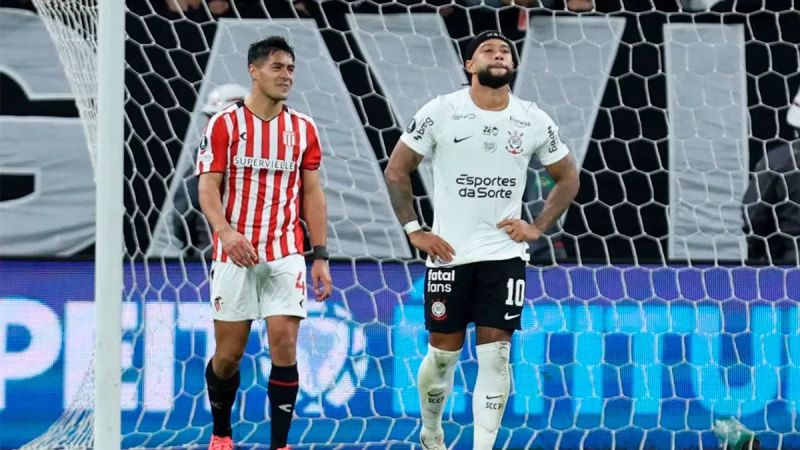 Contrato millonario, autos de lujo y un penal errado ante Estudiantes: el enojo del Timão con Memphis