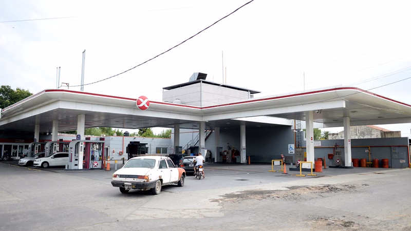 Subió la nafta: cuánto cuesta llenar el tanque en La Plata y cuánto más hay que pagar