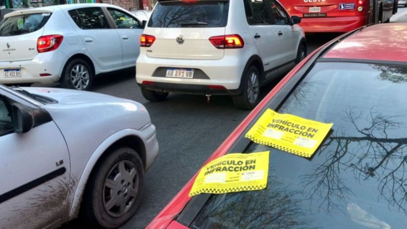 Multaron a varios autos durante la madrugada y vecinos cuestionan la señalización en una calle de La Plata