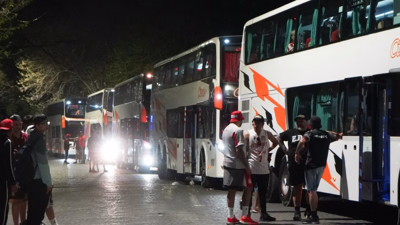 Un micro con hinchas de Estudiantes chocó una vaca cuando volvía a La Plata