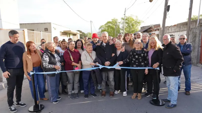 Nueva obra en Los Hornos: Alak inauguró el pavimento de una calle clave para dos jardines
