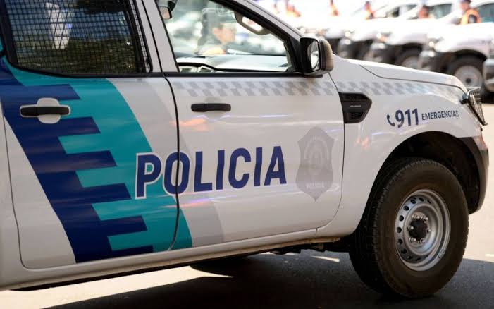 Detuvieron a dos jóvenes en Altos de San Lorenzo: secuestraron armas y motos con pedido de captura