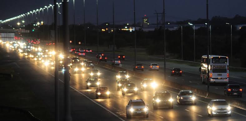 Persecución por la Autopista La Plata - Buenos Aires: cinco detenidos y dos policías heridas tras un choque