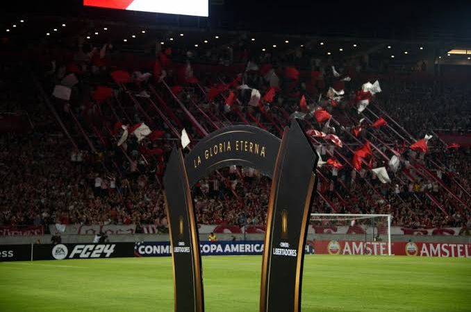 Estudiantes reclama a Conmebol una sanción para Memphis Depay por su gesto a los hinchas