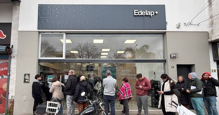 Vecinos y comerciantes del centro de La Plata volvieron a reclamar por cortes de luz