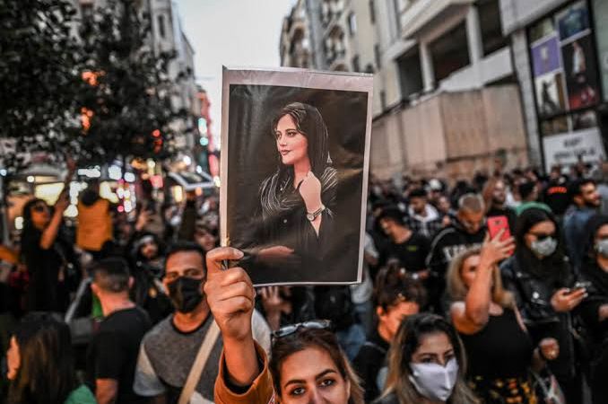Amnistía Internacional identificó a 87 funcionarios iraníes por la represión de las protestas de 2022