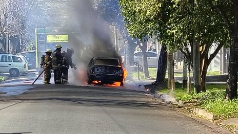 Dos autos se incendiaron el mismo y crece la preocupación tras la secuencia de quemacoches en la ciudad