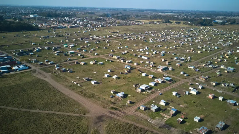 Un estudio con inteligencia artificial estima que habría hasta 154 mil habitantes no registrados en barrios populares de La Plata