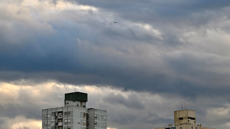 Anticipan un lunes fresco y con posibles llozvinas