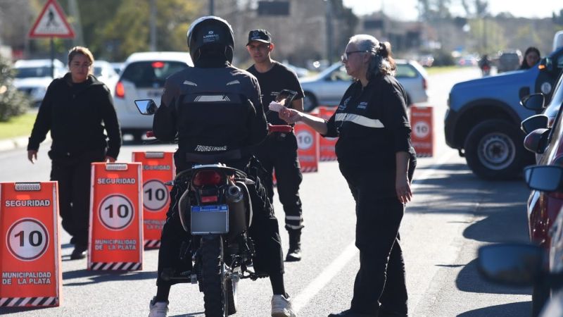 Secuestraron 120 vehículos y detuvieron a 14 personas durante operativos de tránsito en La Plata