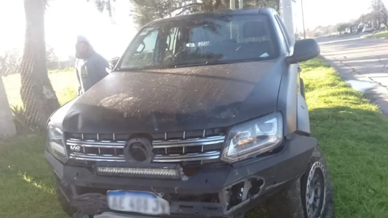 Una Amarok chocó en San Carlos y sus dos ocupantes escaparon corriendo