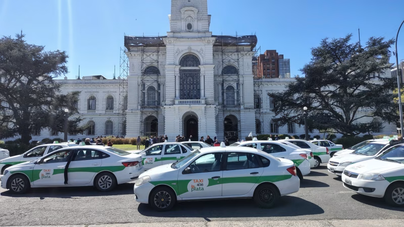 Taxis y aplicaciones pactaron una tregua en La Plata: qué pasará el lunes