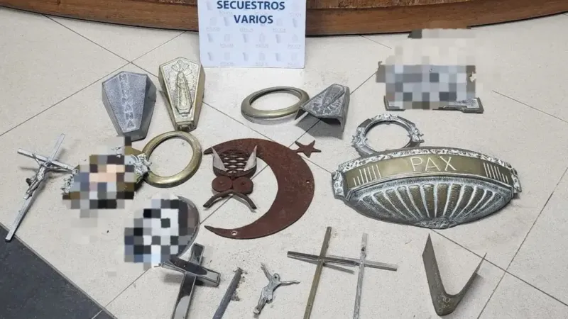 Robaron bronce de varias tumbas en el Cementerio de La Plata y detuvieron a dos sospechosos