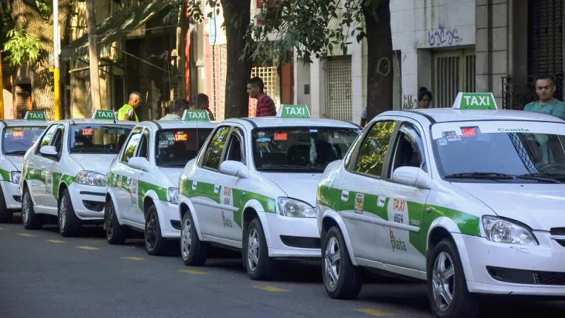Taxistas de La Plata vuelven a movilizarse contra las aplicaciones y el transporte ilegal