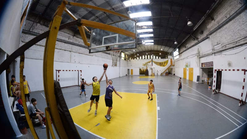 El básquet que juega La Plata: una jornada con clubes de toda la Región