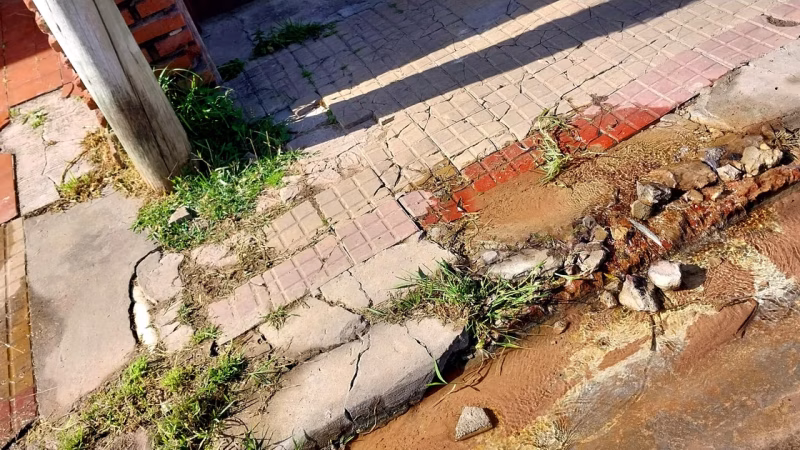 Una pérdida de agua provocó dos caídas y crece el reclamo de vecinos en La Plata