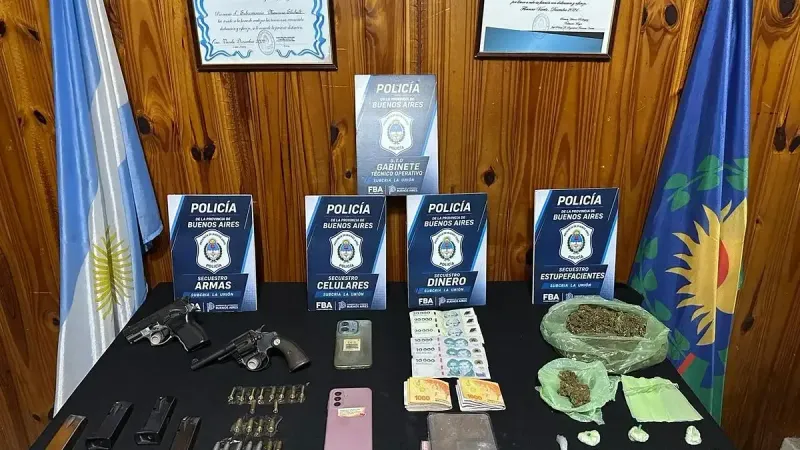 Investigaban el robo de una moto y encontraron cocaína, marihuana y armas en dos viviendas