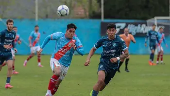 Villa San Carlos derrotó a Arsenal sobre la hora y mantiene viva la ilusión del Reducido