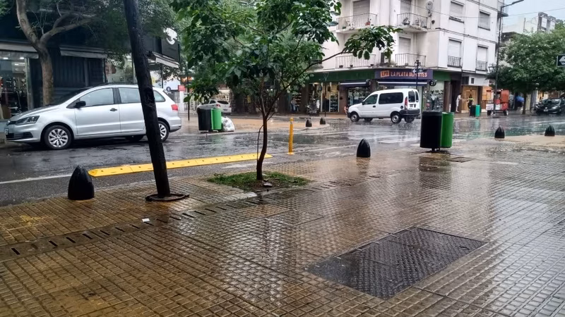 Jueves gris en la ciudad: rige el Alerta Amarilla en la región