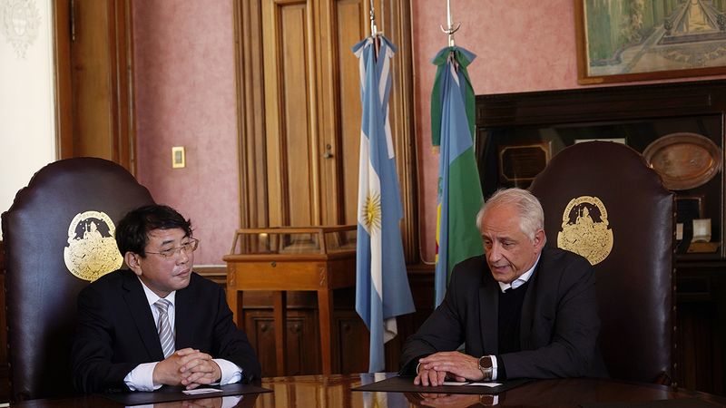 La UNLP recibió a autoridades de China para avanzar en proyectos de electromovilidad y tecnología aeroespacial