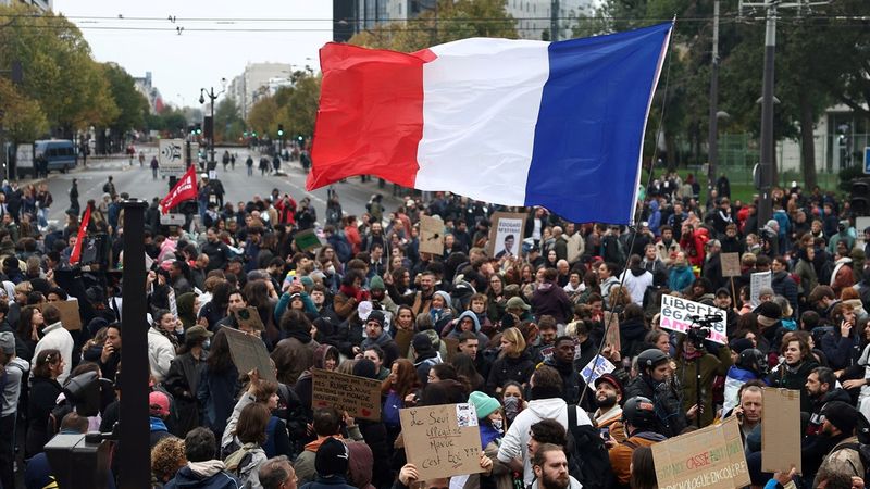 Francia se moviliza contra Macron: despliegan 70.000 policías y modifican la marcha de París por un atentado