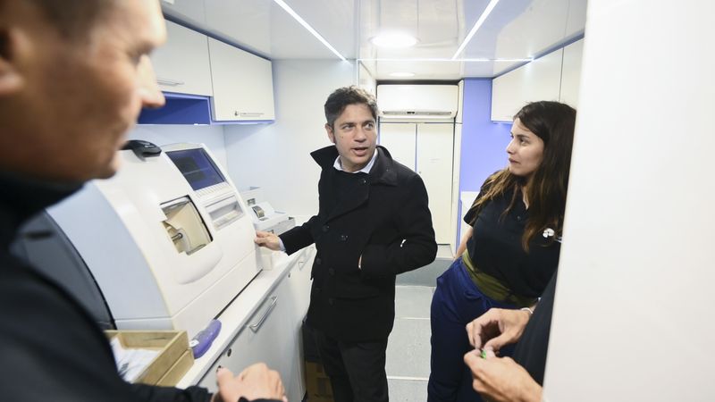 Kicillof recorrió Carlos Casares y Nueve de Julio con una agenda centrada en obras y equipamiento