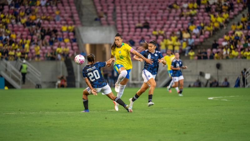 Fútbol femenino: Argentina se plantó ante Brasil y rescató un empate heroico con diez