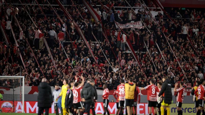 Estudiantes recibe a San Lorenzo con los playoffs en juego
