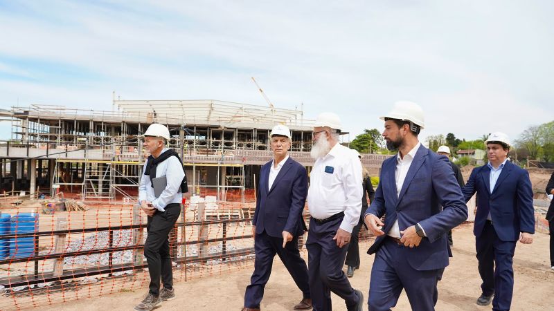 Alak recorrió las obras de un nuevo centro comercial que prevé generar más de 1.500 empleos