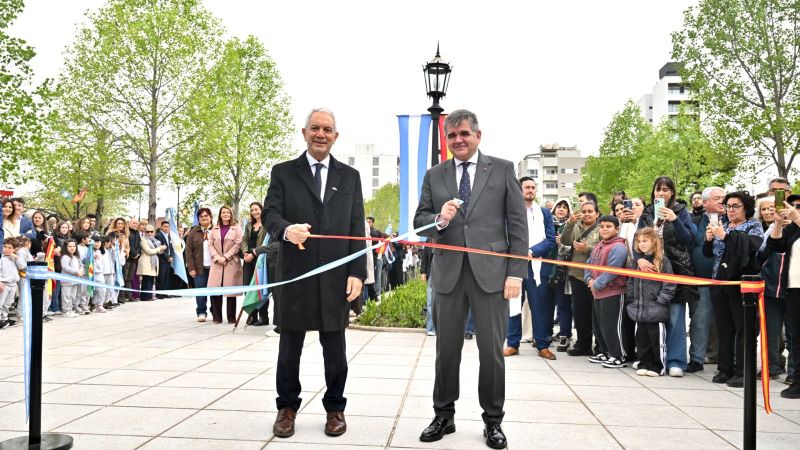 Alak inauguró la nueva Plaza España