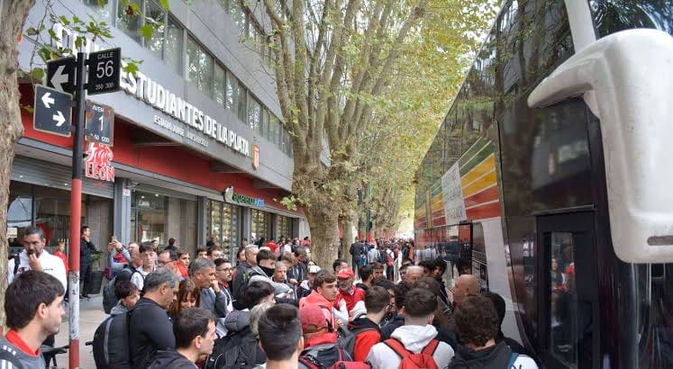 Estudiantes subsidiará el 70% del viaje a Montevideo para facilitar el acompañamiento de sus socios