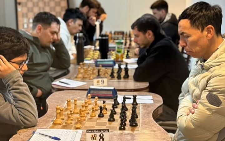 El Club de Ajedrez La Plata homenajeó a Néstor Coronel con un torneo que reunió a 34 jugadores
