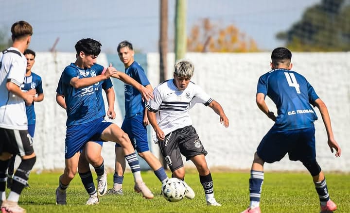Un jugador de la cuarta de Alianza necesita ayuda para afrontar una operación de rodilla