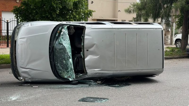 Una camioneta volcó tras impactar con un auto en avenida 25 y 69