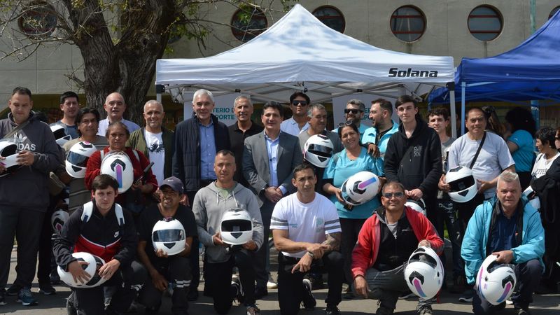 Berisso realizó una campaña de seguridad vial y entregó cascos homologados a motociclistas