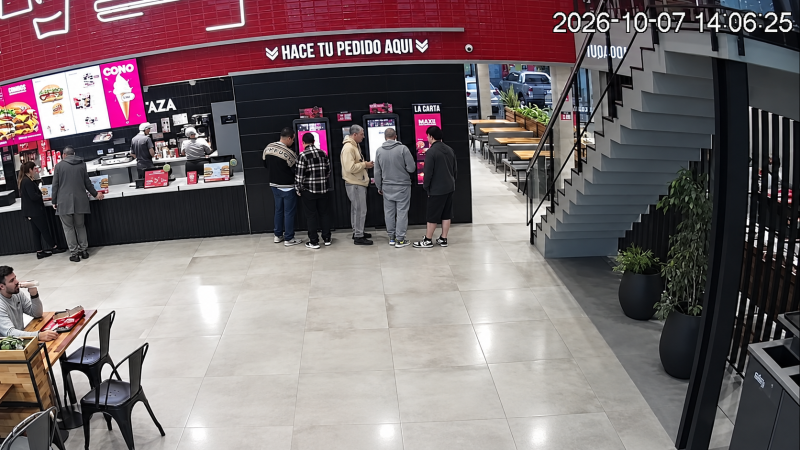 Robó una tarjeta en La Plata y terminó comprando hamburguesas en Mostaza
