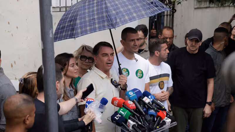 La Justicia electoral rechazó las denuncias de Flávio Bolsonaro y descartó que la extensión horaria alterara el ballotaje en Brasil