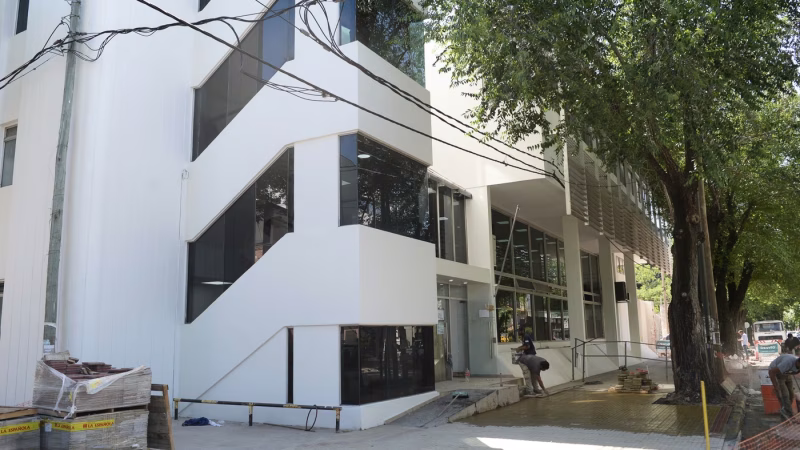 Golpe a metros de Plaza Malvinas: encerraron a dos jubilados y les robaron casi $5 millones