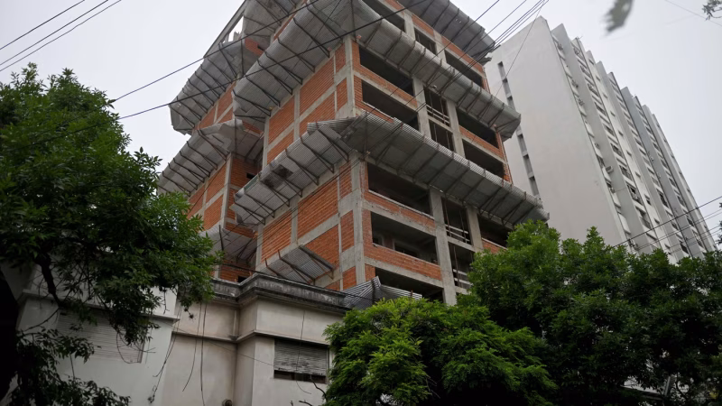 Comprar una vivienda en pozo: las claves para evitar riesgos tras el caso ABES en La Plata
