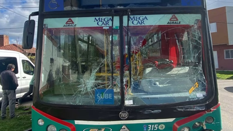 Un fuerte choque entre un micro y una camioneta alteró el tránsito en Gambier