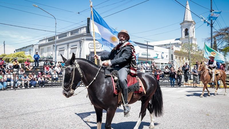 Brandsen celebra sus 151 años con desfile, feria de emprendedores y música en la plaza principal